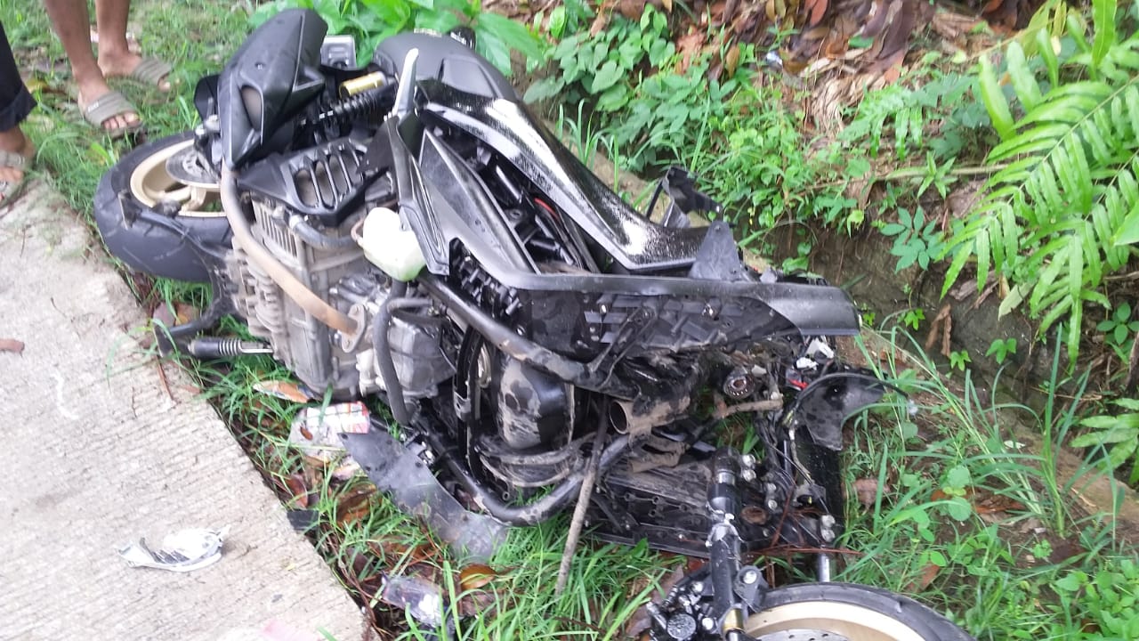 Kondisi motor Imanudin yang bertabrakan dengan mobil di Jalan Tarogong-Panimbang.(aep)