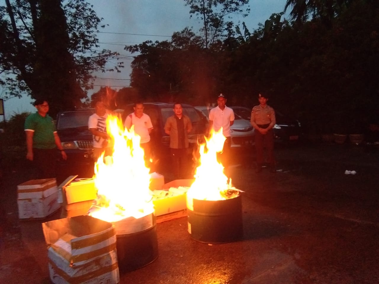 Pemusnahan surat suara Pemilu rusak di Kabupaten Tangerang dengan cara dibakar.(don)