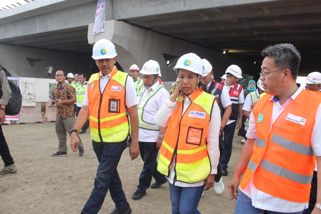 Menteri BUMN Rini Soemarno meninjau proyek pembangunan di Bandara Soetta.(aul)