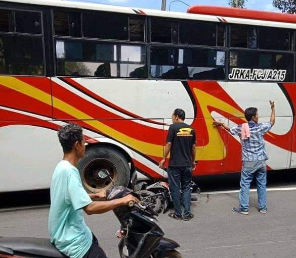 Kondisi sepeda motor yang masuk dalam kolong bus.(aep)