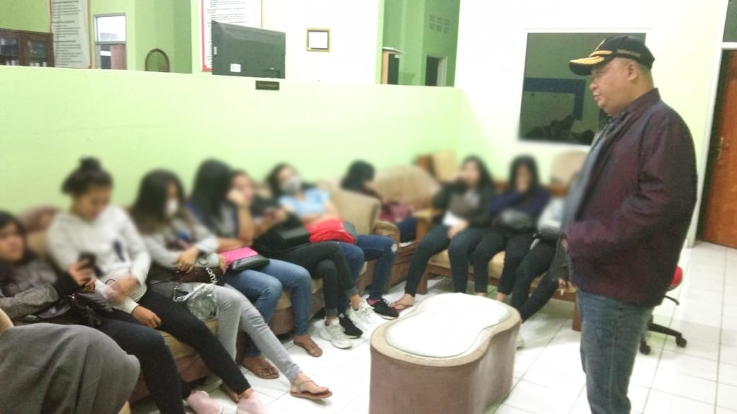Sepuluh terapis diduga menjajakan layanan seks diamankan Satpol PP Tangsel dari sebuah panti pijat di Ciputat.(Foto: Angger)