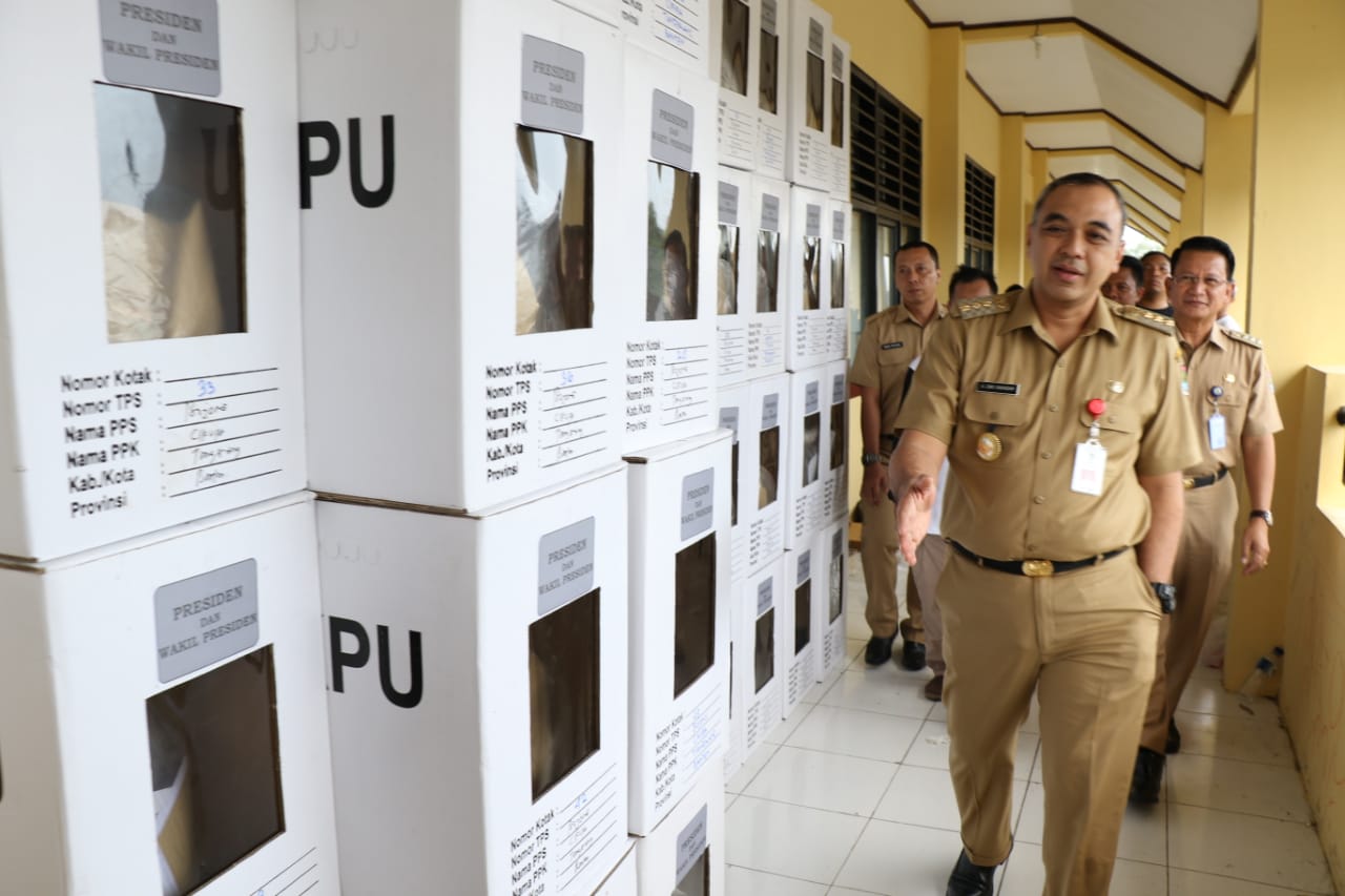 Bupati Tangerang Ahmed Zaki Iskandar mengecek kondisi logistik Pemilu yang akan didistribusikan ke PPS.(don)