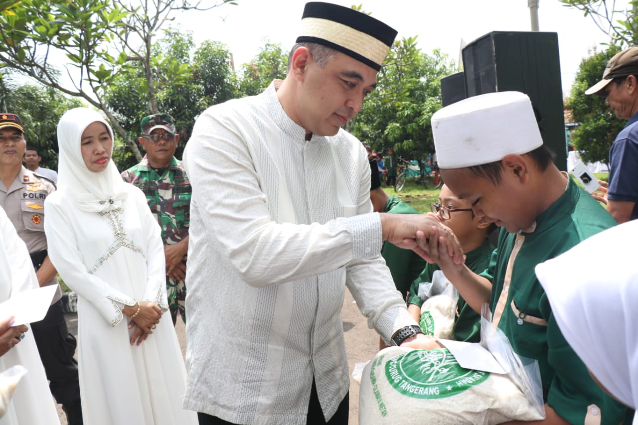 Berikan santunan. Bupati Zaki memberikan santunan kepada 1.000 anak yatim jelang bulan Ramadan.(don)