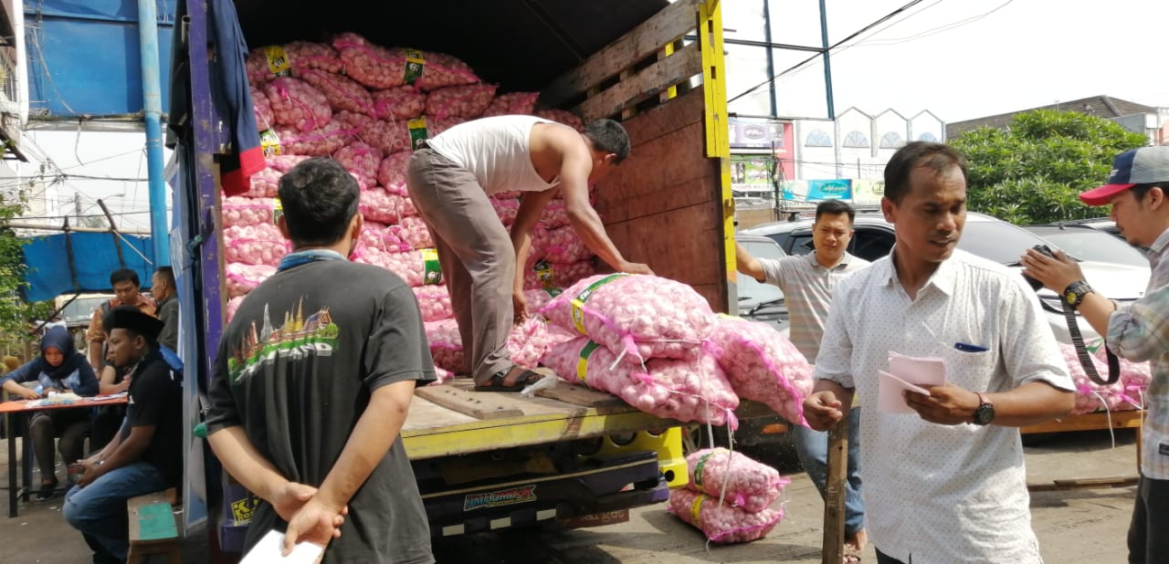 Sebanyak 4 ton bawang putih disiapkan Kemendag dalam operasi pasar di Pasar Anyar, Tangerang.(aul)