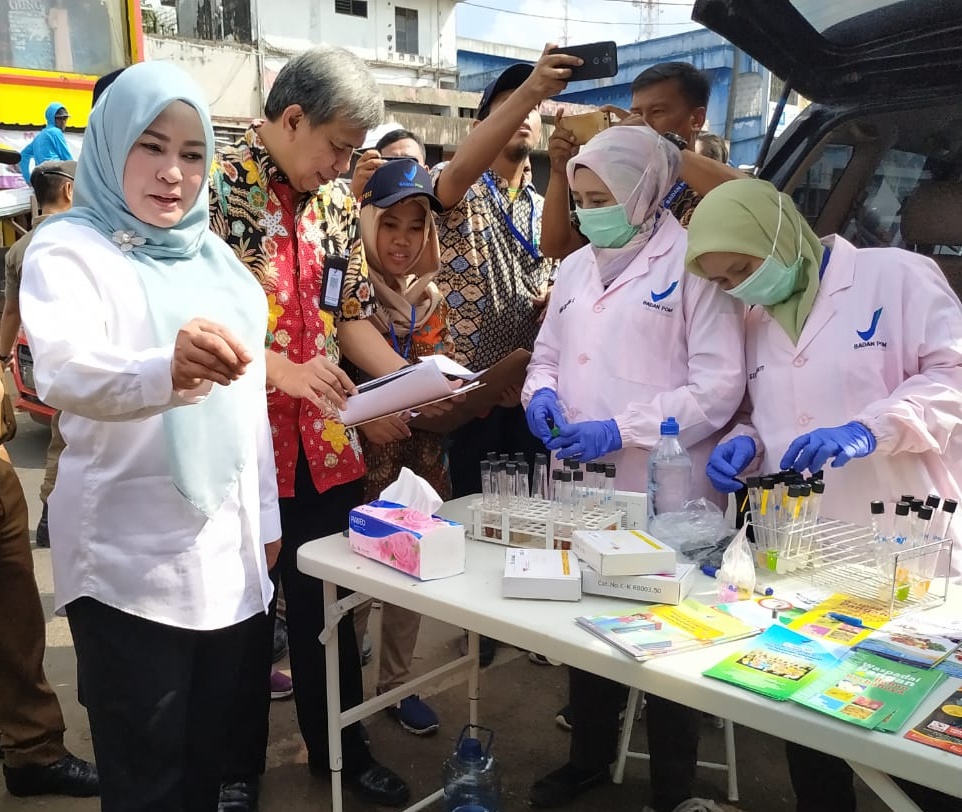 Bupati Pandeglang Irna Narulita ikut bersama BPOM memeriksa makanan di Pasar Badak.(aep)