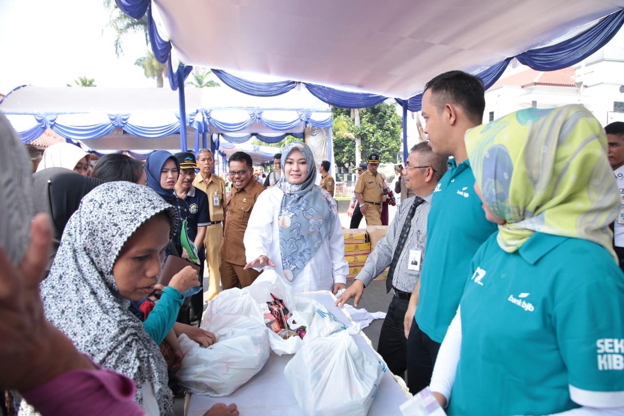 Irna meminta kepada OPD yang belum berpartisipasi dalam bazar murah segera berkoordinasi dengan kecamatan untuk menyediakan sembako murah bagi warga tidak mampu.(aep)