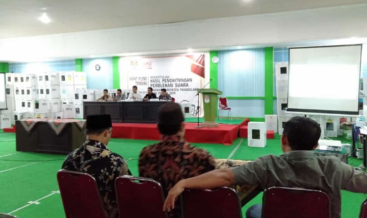 Rapat pleno rekapitulasi penghitungan suara Pemilu 2019 di Kabupaten Pandeglang.(aep)