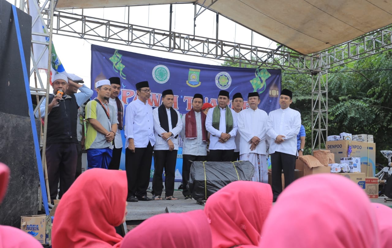 Wali Kota Tangerang Arief R. Wismansyah (kanan) menghadiri Ruwahan Akbar menyambut bulan Ramadan (ahmad)