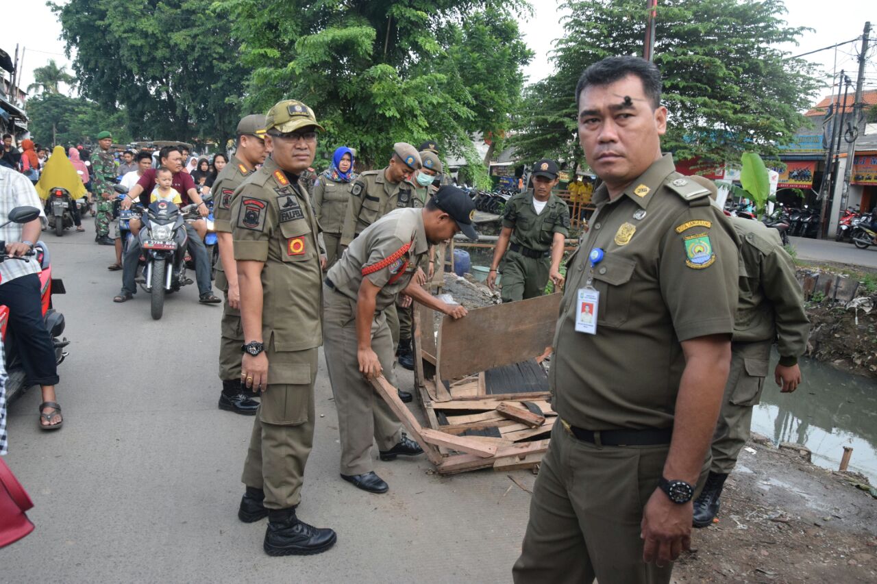 Satpol PP Kota Tangerang menertibkan puluhan lapak PKL di Kali Sipon karena mengganggu kenyamanan masyarakat.(aul)