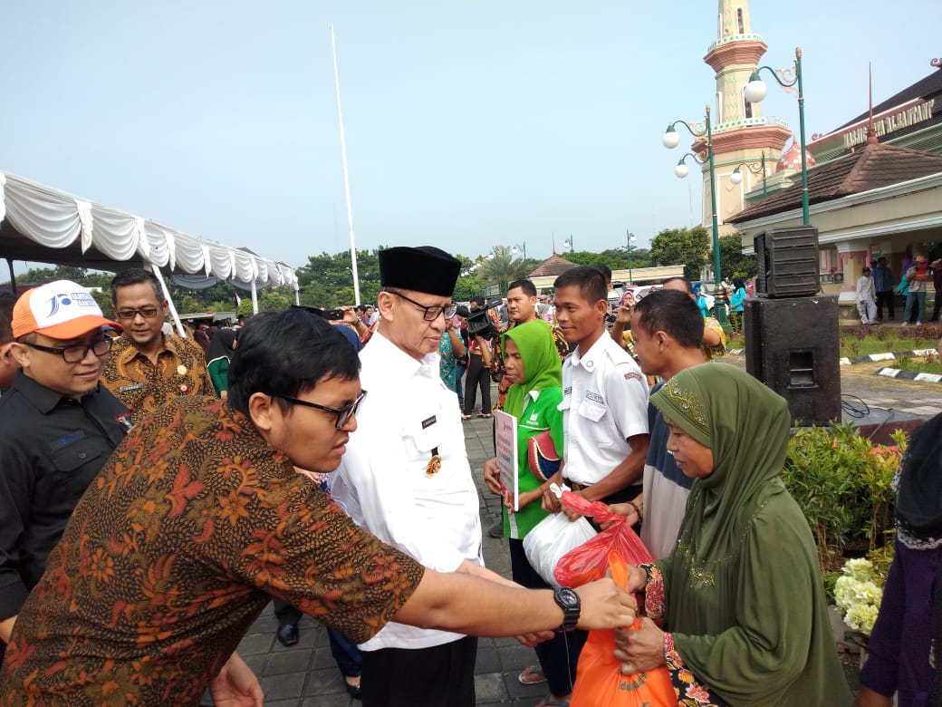 Penyerahan sembako gratis secara simbolis dilakukan Gubernur Wahidin Halim.(Foto: Dinas Kominfo Banten)