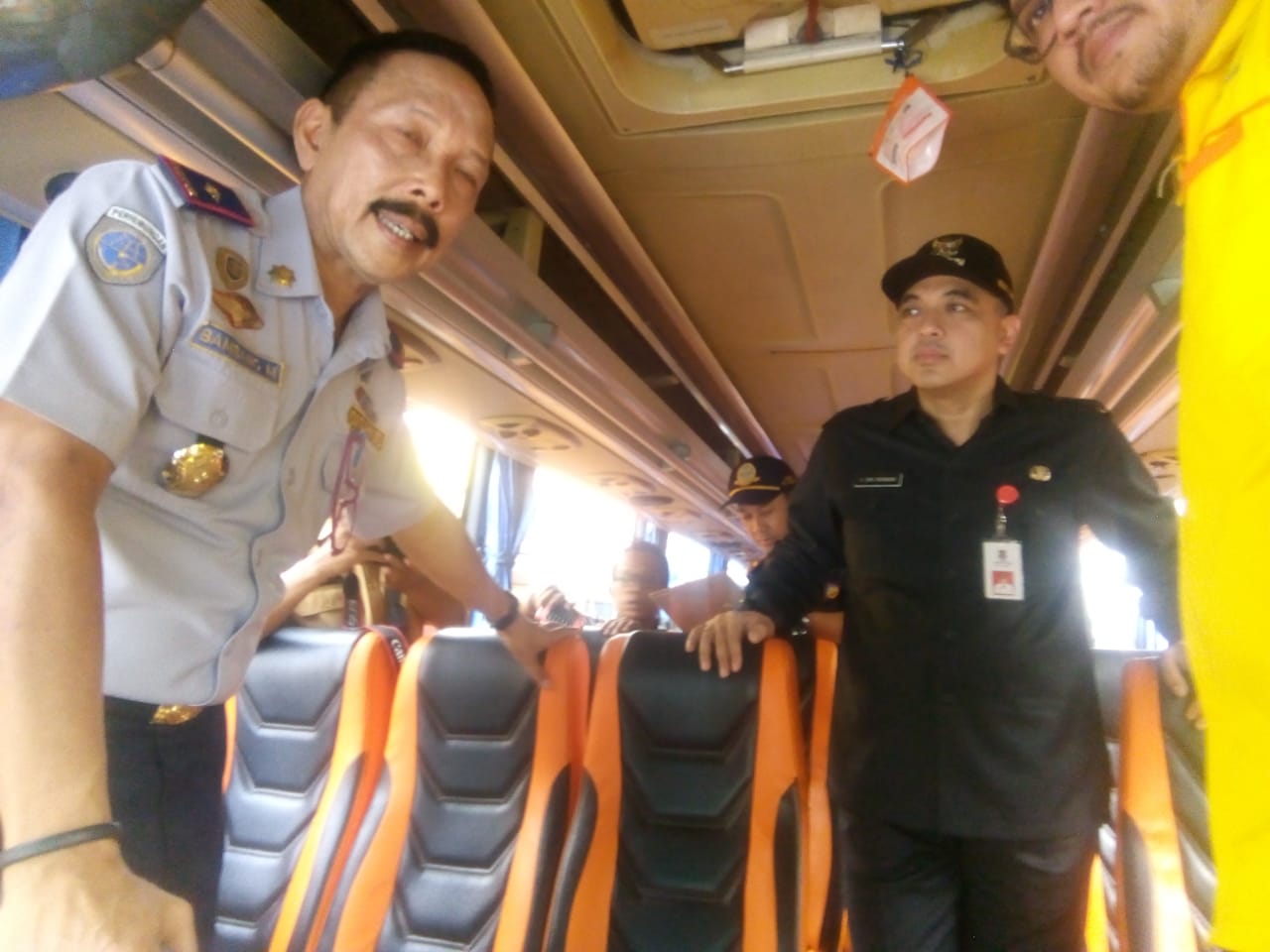 Ramp check, Zaki memastikan langsung kondisi armada bus gratis yang disiapkan Pemkab Tangerang laik jalan.(don)