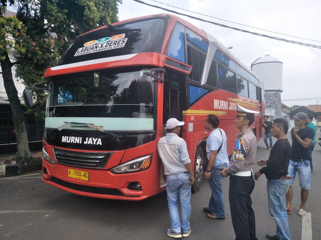 Bus Murni Jaya jurusan Labuan-Pandeglang yang ditahan Polres Pandeglang karena menarik tarif melebihi ketentuan.(aep)