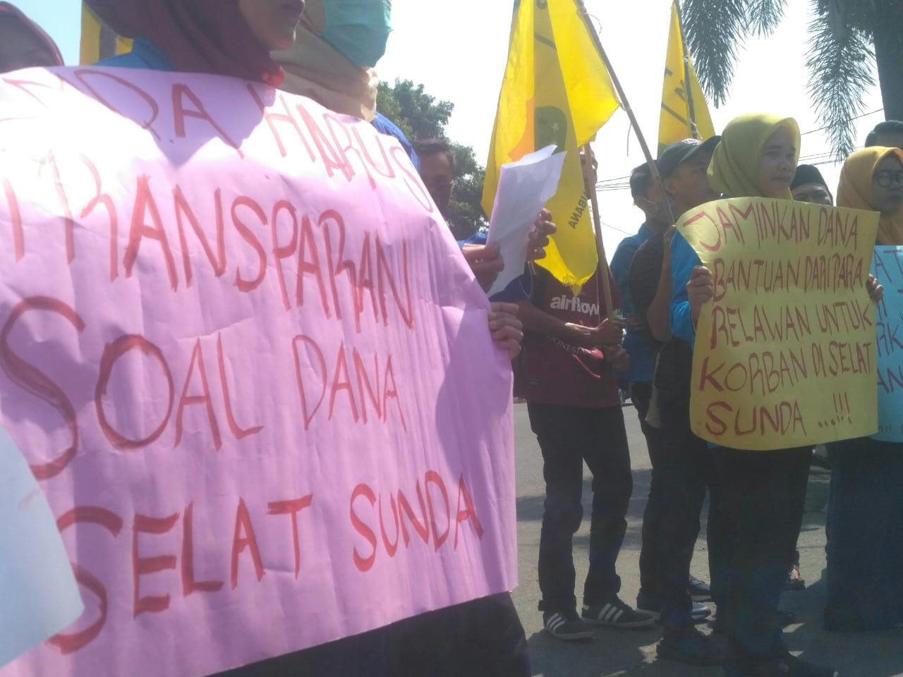 Aksi mahasiswa di Pandeglang menuntut ketransparanan pengelolaan dana bantuan tsunami.(aep)