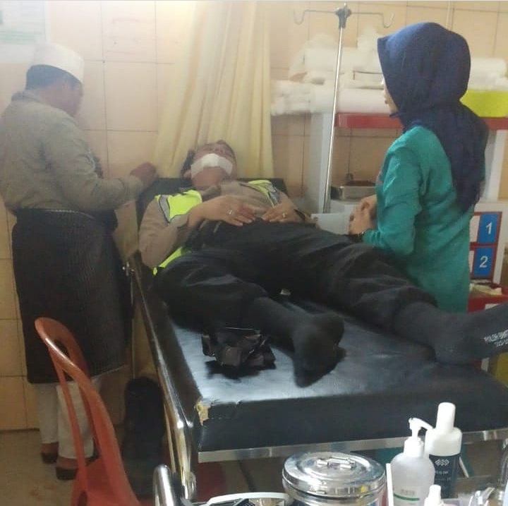 Brigadir Taoma Sugara mendapat perawatan medis akibat luka tusuk yang dialaminya.(aep)