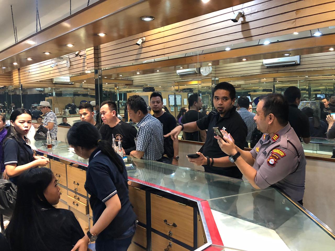 Polisi olah TKP perampokan toko emas di Balaraja, Tangerang.(don)