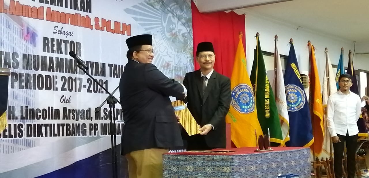 Ahmad Amarullah (kanan) resmi dilantik menjadi Rektor UMT.(aul)