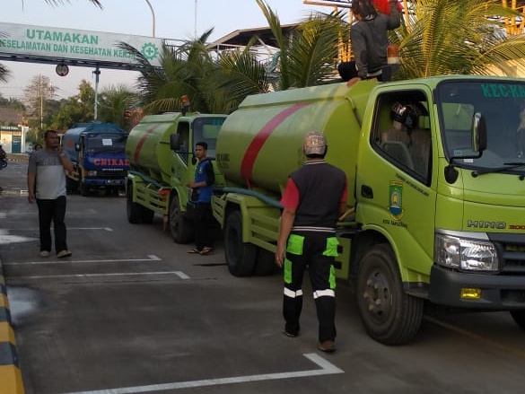 Armada tangki air disiagakan PDAM Kota Tangerang untuk mendiatribusikan air kepada masyarakat di wilayah yang mengalami kekeringan.(aul)