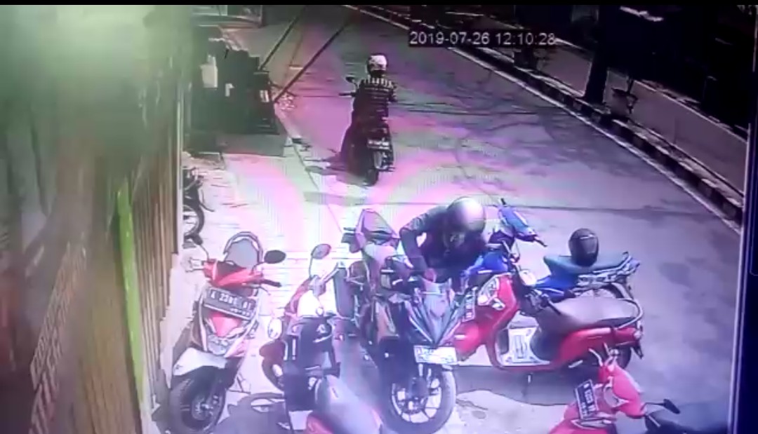 Aksi pencurian sepeda motor di depan Warnet Galaxy, Rangkasbitung terekam CCTV.(istimewa)