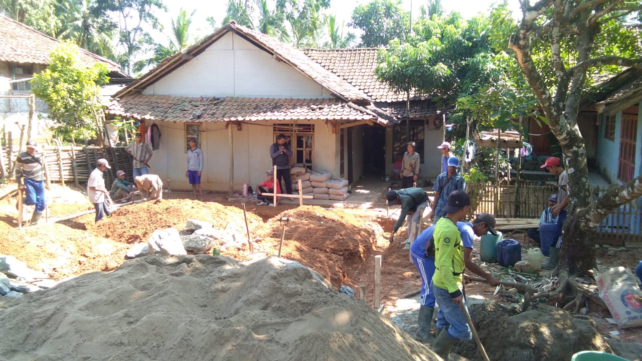 Pembangunan rumah untuk Nining guru honorer yang tinggal di area toilet sekolah mulai dilakukan.(aep)