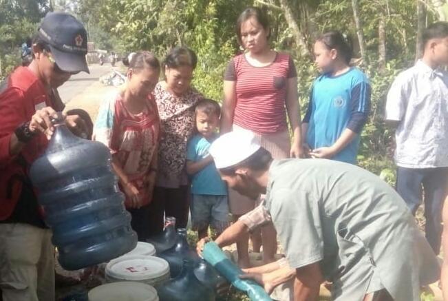 Kekeringan melanda sejumlah wilayah di Pandeglang menyebabkan warga kesulitan memperoleh air bersih.(aep)