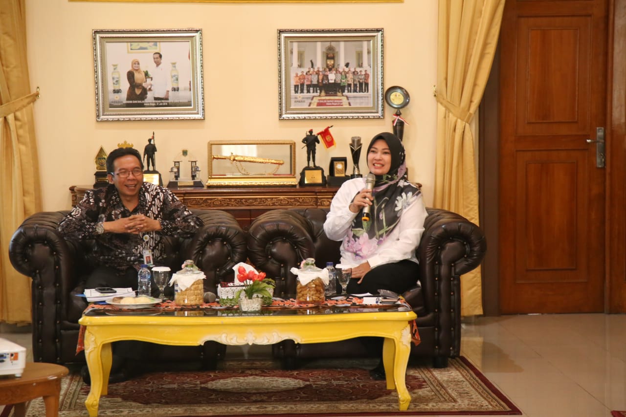 Rektor Untirta Prof. Sholeh Hidayat dan Bupati Irna Narulita bahas rencana pembangunan gedung Fakultas Pertanian.(aep)