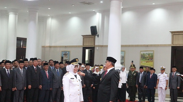 Wahidin Halim melantik Ratu Ati Marliati menjadi Wakil Wali Kota Cilegon.(Foto: Dinas Kominfo Banten)