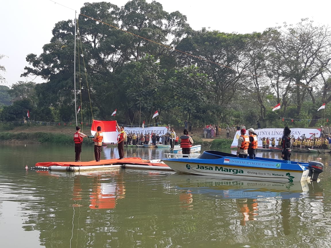 Upacara pengibaran bendera 17 Agustus 2019 di Sungai Cisadane, Panunggangan Barat, Kota Tangerang.(aul)