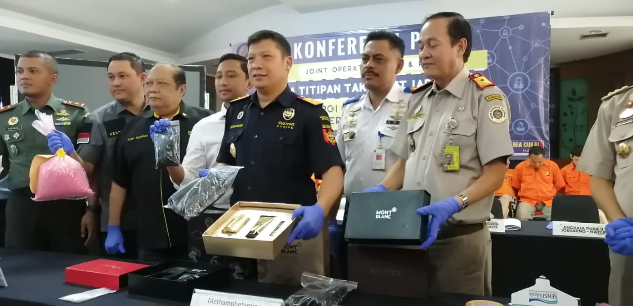 Kepala KCU Bea Cukai Tipe C Bandara Soetta Erwin Situmorang menunjukkan kotak berisi parfum dan ikat pinggang yang dijadikan tempat untuk menyembunyikan sabu.(aul)