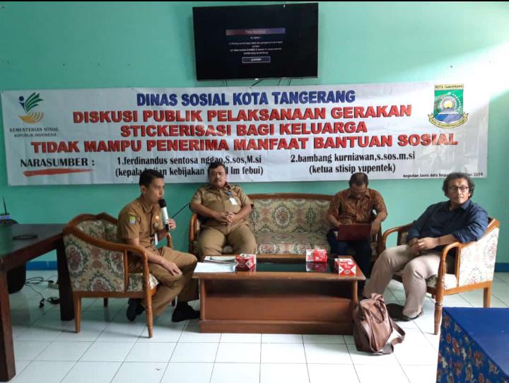 Diskusi publik pelaksanaan gerakan stikerisasi bagi keluarga tidak mampu penerima bansos di Kota Tangerang.(ayip)