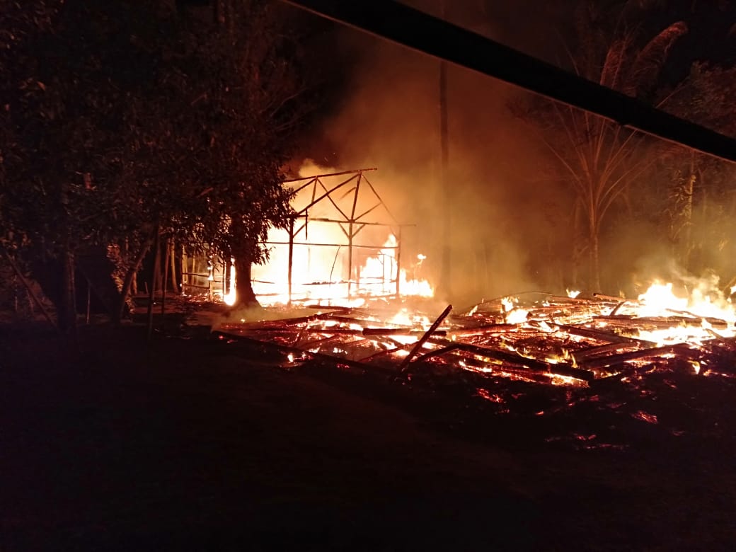 Api saat melahap dua rumah di Munjul, Pandeglang.(aep)