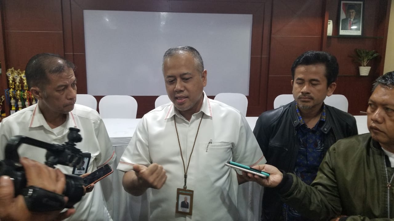 General Manager PLN UID Banten, Doddy B. Pangaribuan beri keterangan kepada wartawan terkait kompensasi untuk pelanggan dampak mati listrik massal.(aul)