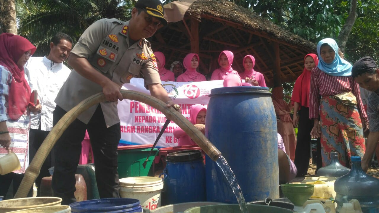 Kapolres Pandegang AKBP Indra Lutrianto Amstono turun langsunh menyalurkan air bersih kepada warga yang kesulitan mendapat air akibat kekeringan.(aep)