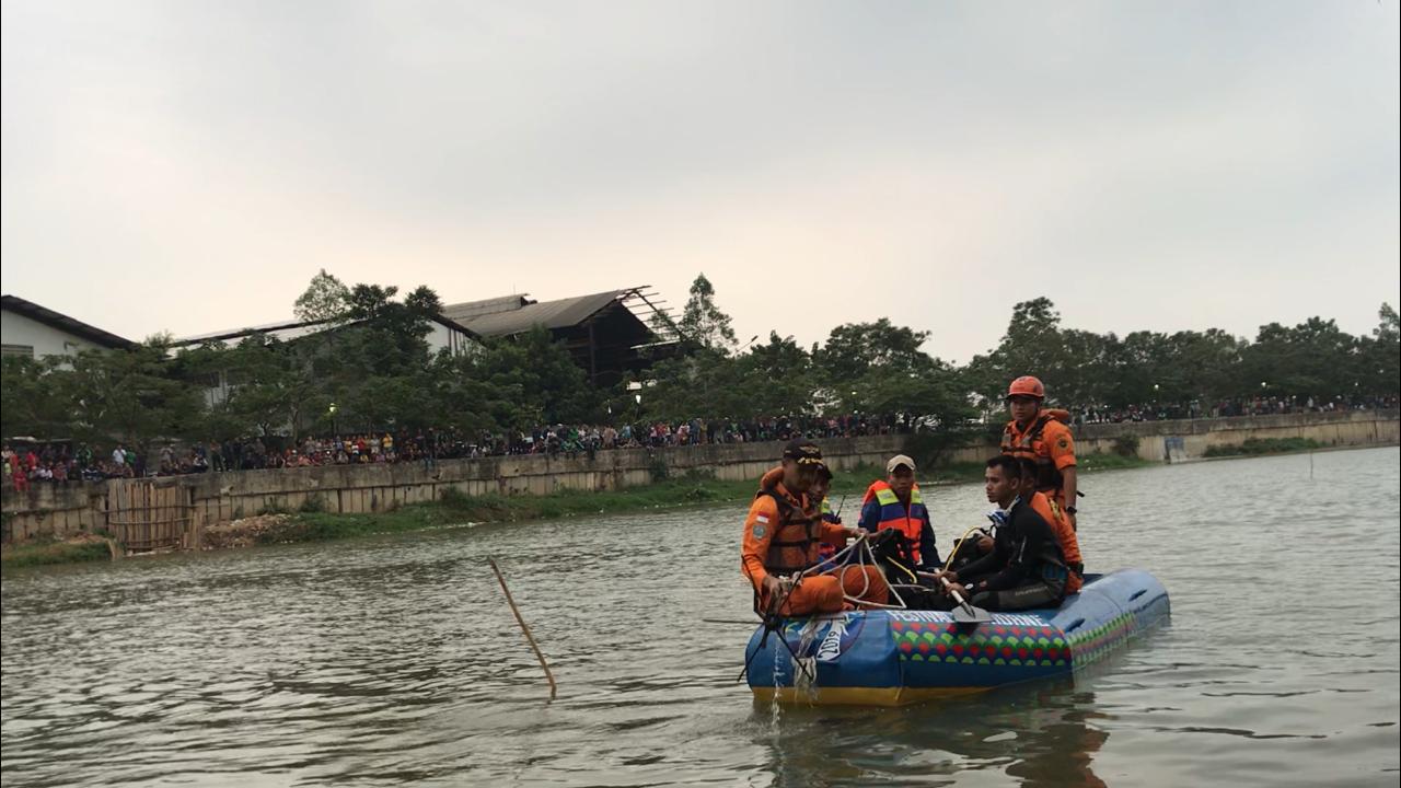 Petugas gabungan menggunakan perahu karet menyisir Sungai Cisadane mencari dua bocah yang tenggelam hanyut terbawa arus Sungai Cisadane.(aul)