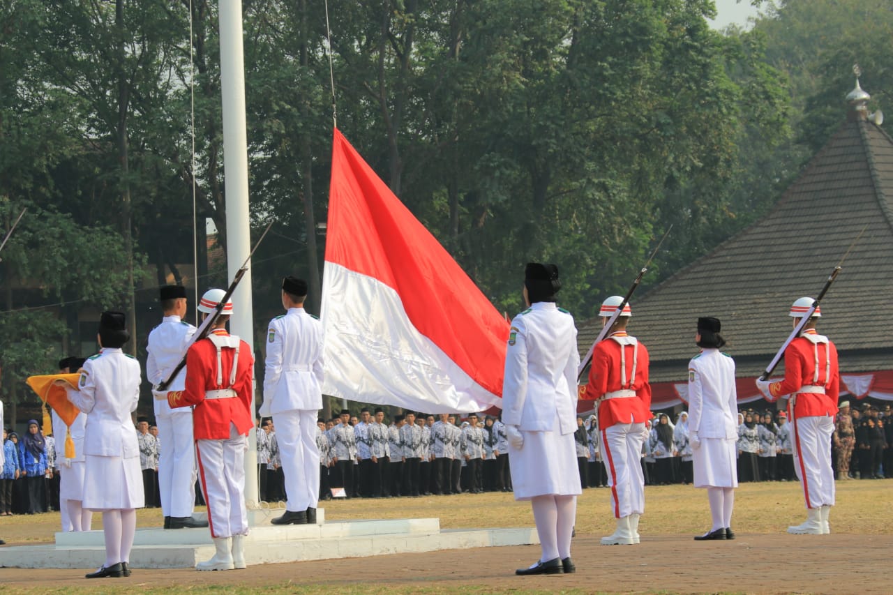 Detik-detik pengibaran bendera merah putih oleh pasukan pengibar bendera (Paskibraka) di Kabupaten Tangerang.(don)