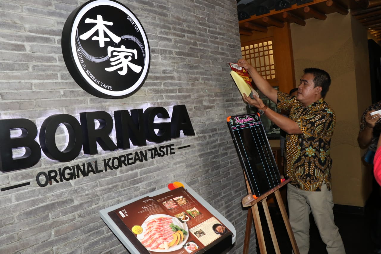 Petugas Bapenda Kabupaten Tangerang menempelkan stiker pemberitahuan bahwa restoran korea tersebut menunggak pajak.(don)