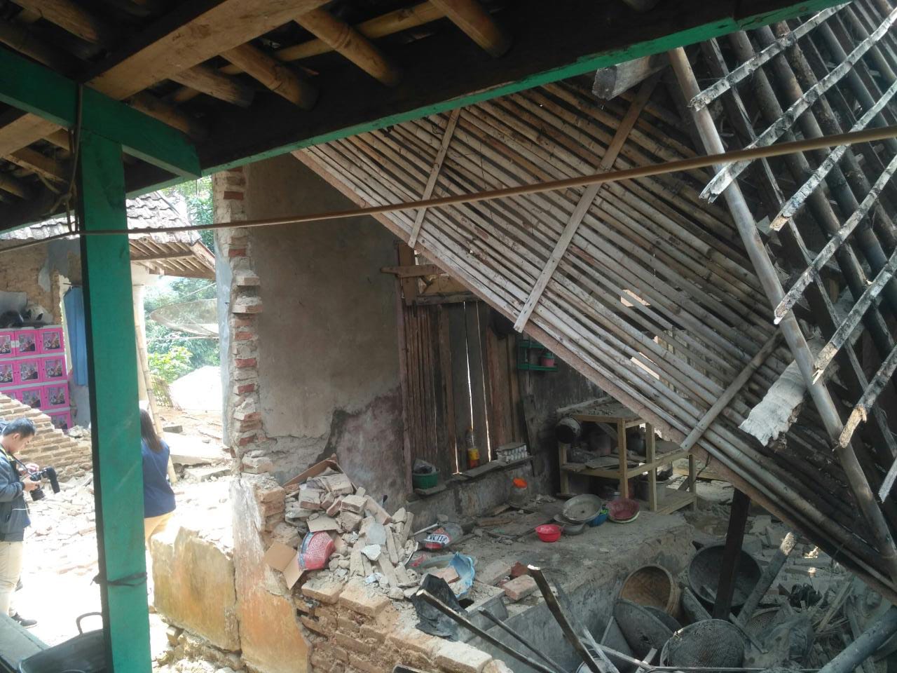 Salah satu rumah di Karoya, Pandeglang hancur diguncang gempa.(aep)