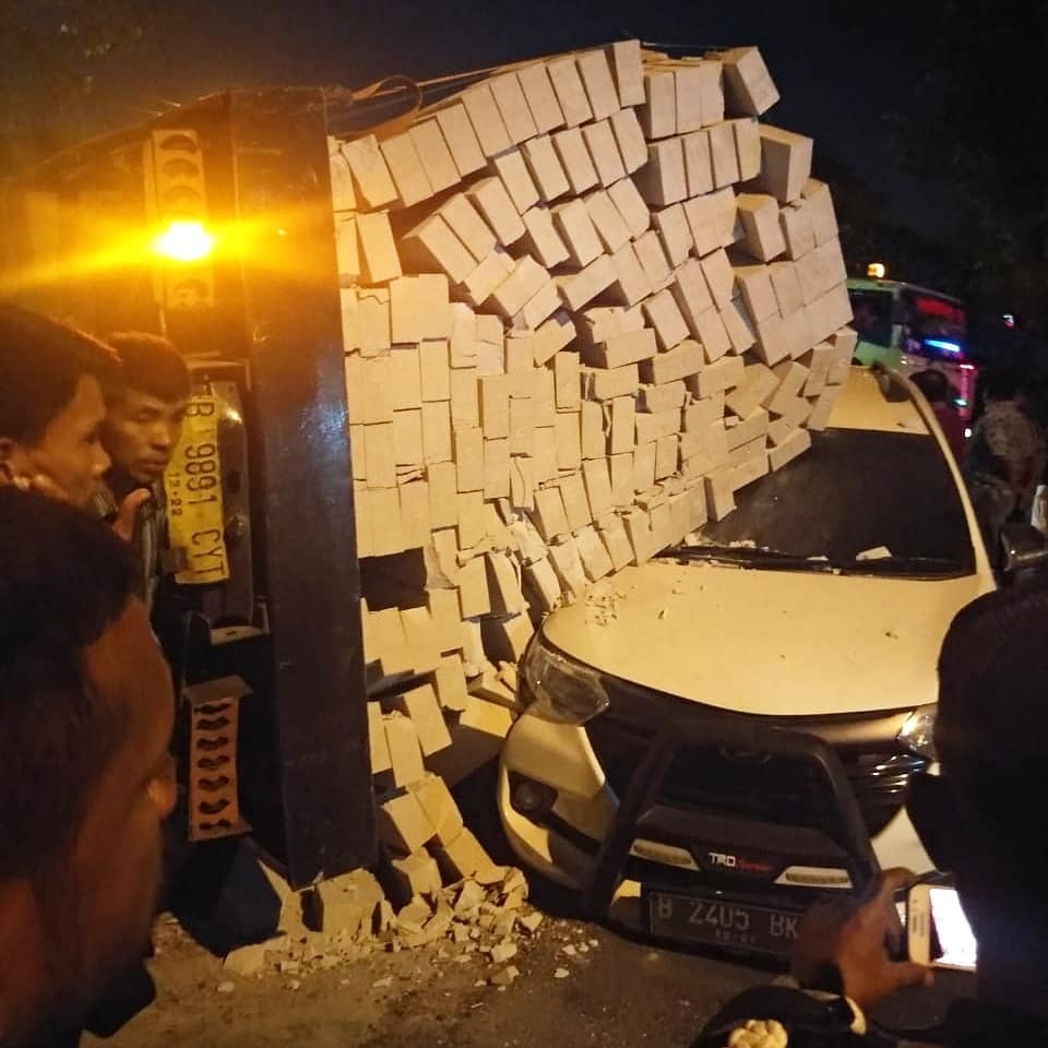 Daihatsu Xenia tertimpa muatan bata ringan muatan truk di Jalan Juanda, Kota Tangerang.(ayip)