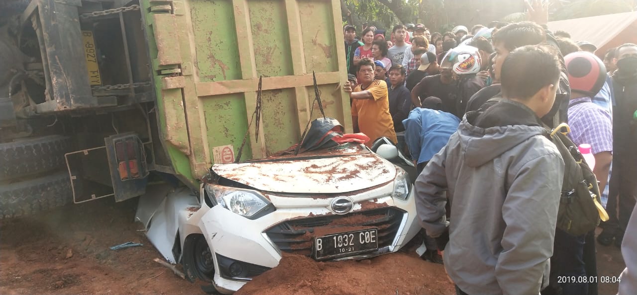 Kondisi truk yang menimpa mobil di Jalan Imam Bonjol, Kota Tangerang.(aul)