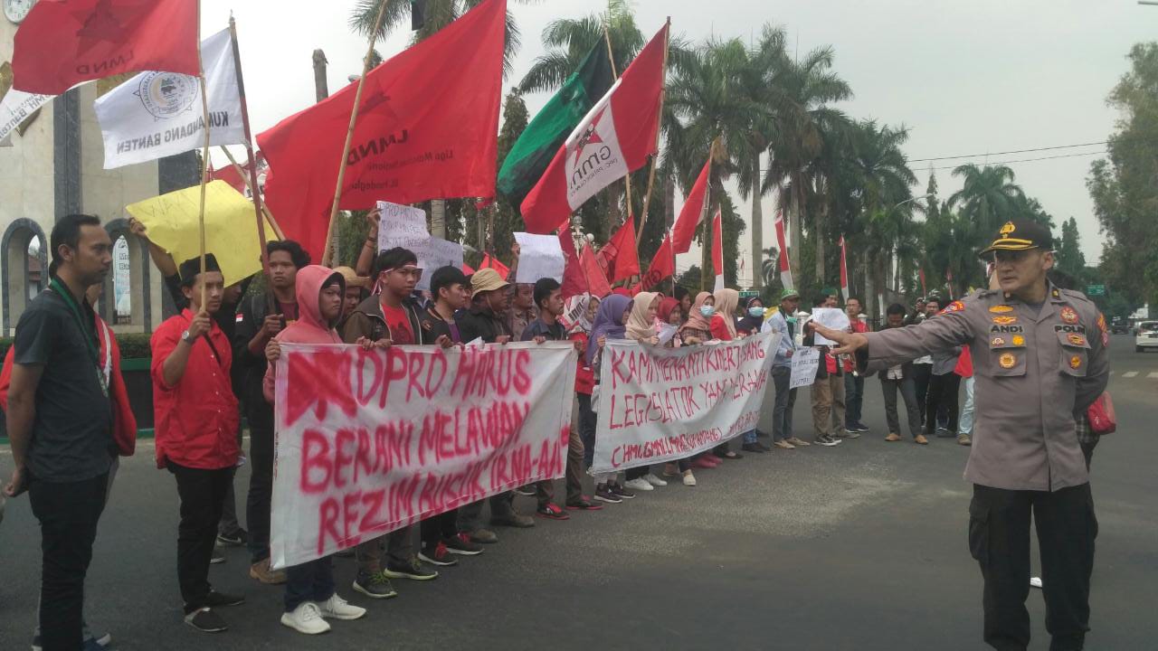 Aksi unjuk rasa mahasiswa Pandeglang bersamaan dengan pelantikan 50 anggota DPRD periode 2019-2024.(aep)