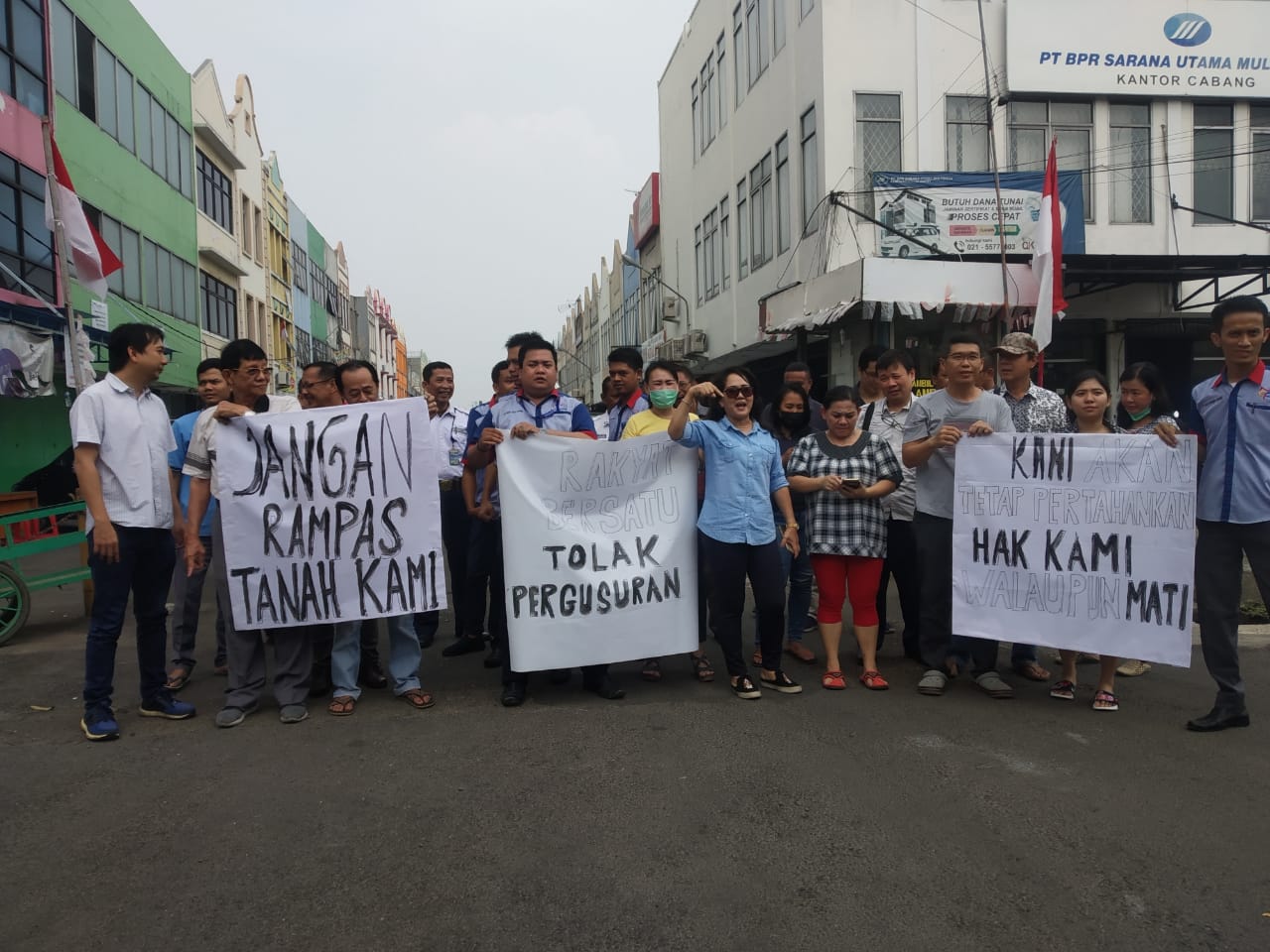 Unjuk rasa pemilik kios di Kota Tangerang. Mereka memprotes kebijakan Pemkot Tangerang karena dinilai merugikan.(ayip)