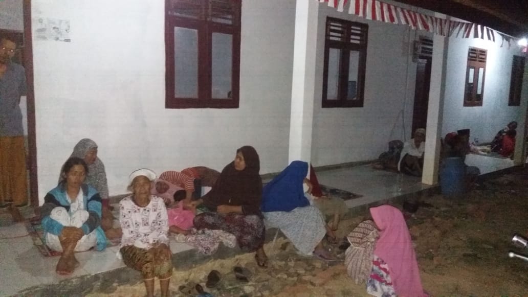 Warga Sukaresmi, Pandeglang mengungsi ke sekolah pasca gempa terjadi.(aep)