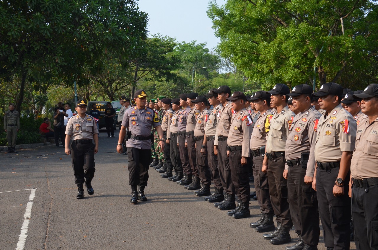 Wakapolresta Tangerang AKBP Komarudin mengecek personel yang akan dikerahkan dalam pengamanan Pilkades serentak, 1 Desember 2019.(don)