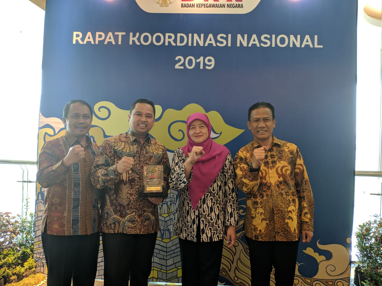 Wali Kota Tangerang Arief R. Wismansyah (kedua dari kiri) menerima penghargaan BKN Award 2019 yang diraih Pemkot Tangerang.(ayip)