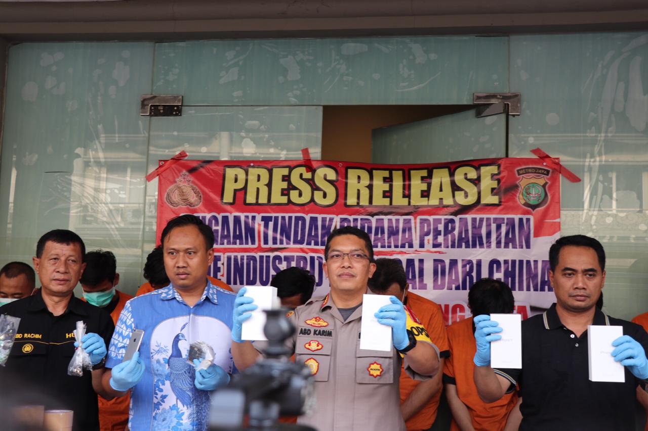 Polisi tunjukkan beberapa handphone rekondisi yang dirakit di sebuah ruko, di Kota Tangerang.(aul)