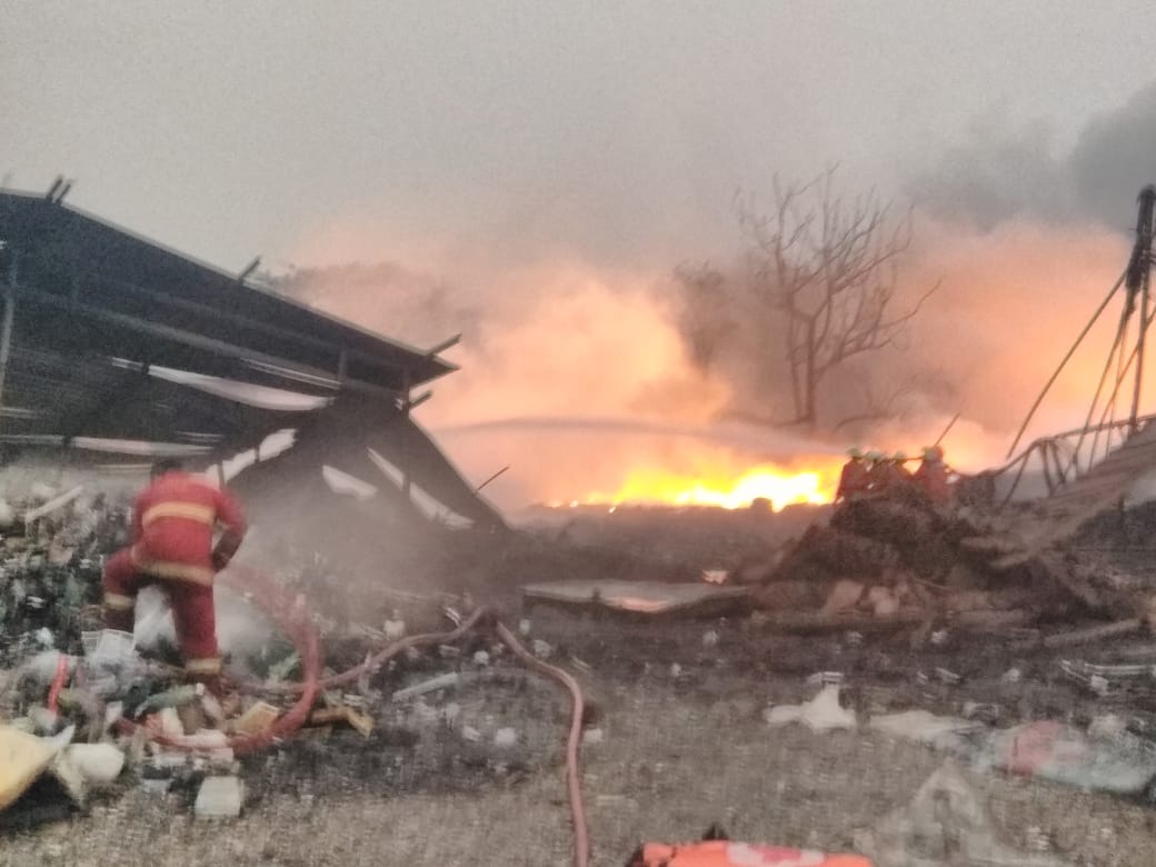 Petugas saat berusaha memadamkan kebakaran di lapak limbah dekat Bandara Soetta. Dua orang tewas akibat luka bakar di sekujur tubuh.(aul)