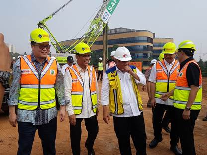 Menteri PUPR Basuki Hadimuljono meninjau proyek pembangunan Tol Serpong-Balaraja.(don)