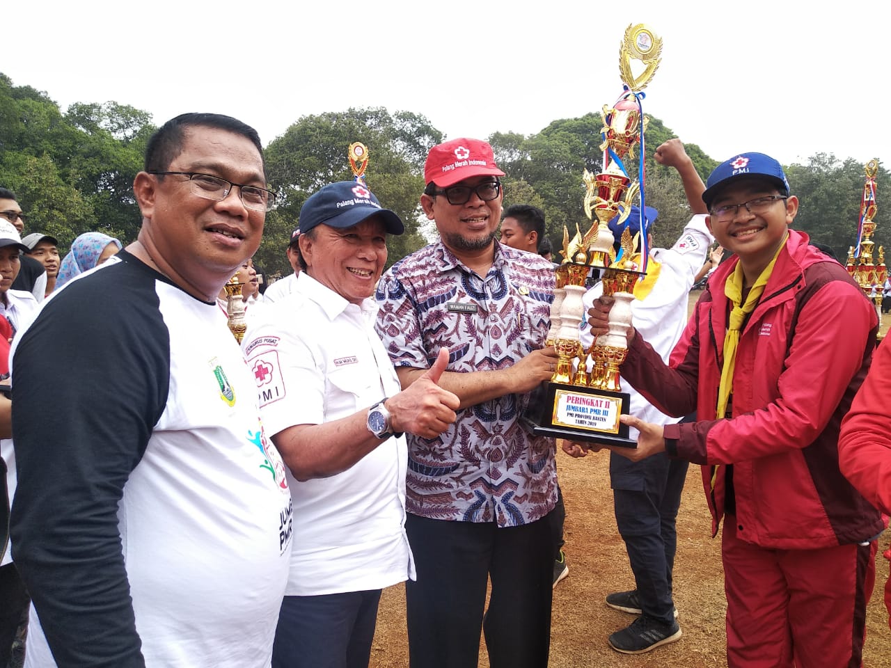 Wakil Ketua PSD PMI Provinsi Banten Wawan Mulyana menyerahkan tropi juara kepada Sekretaris PMI Kota Tangerang.(aul)