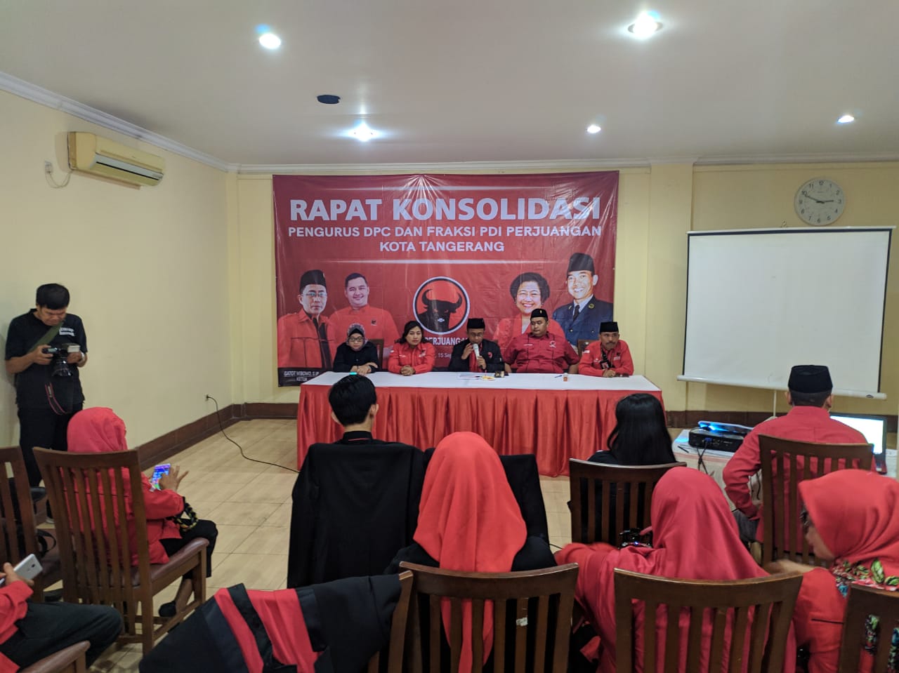 Rapat konsolidasi pengurus DPC dan Fraksi PDI Perjuangan Kota Tangerang.(ayip)