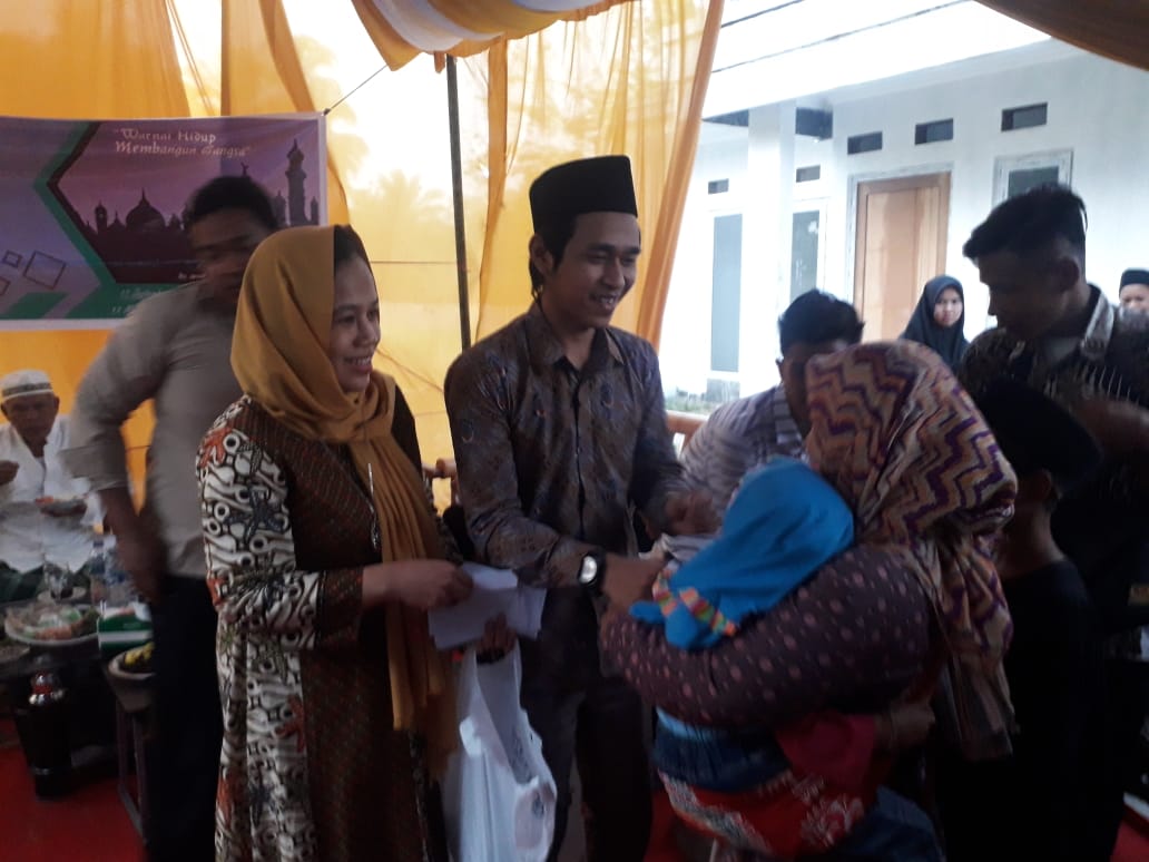 PT Johar Kalimaya Banten memberikan santunan kepada ratusan anak yatim di Lebak sekaligus launching media online.(ist)