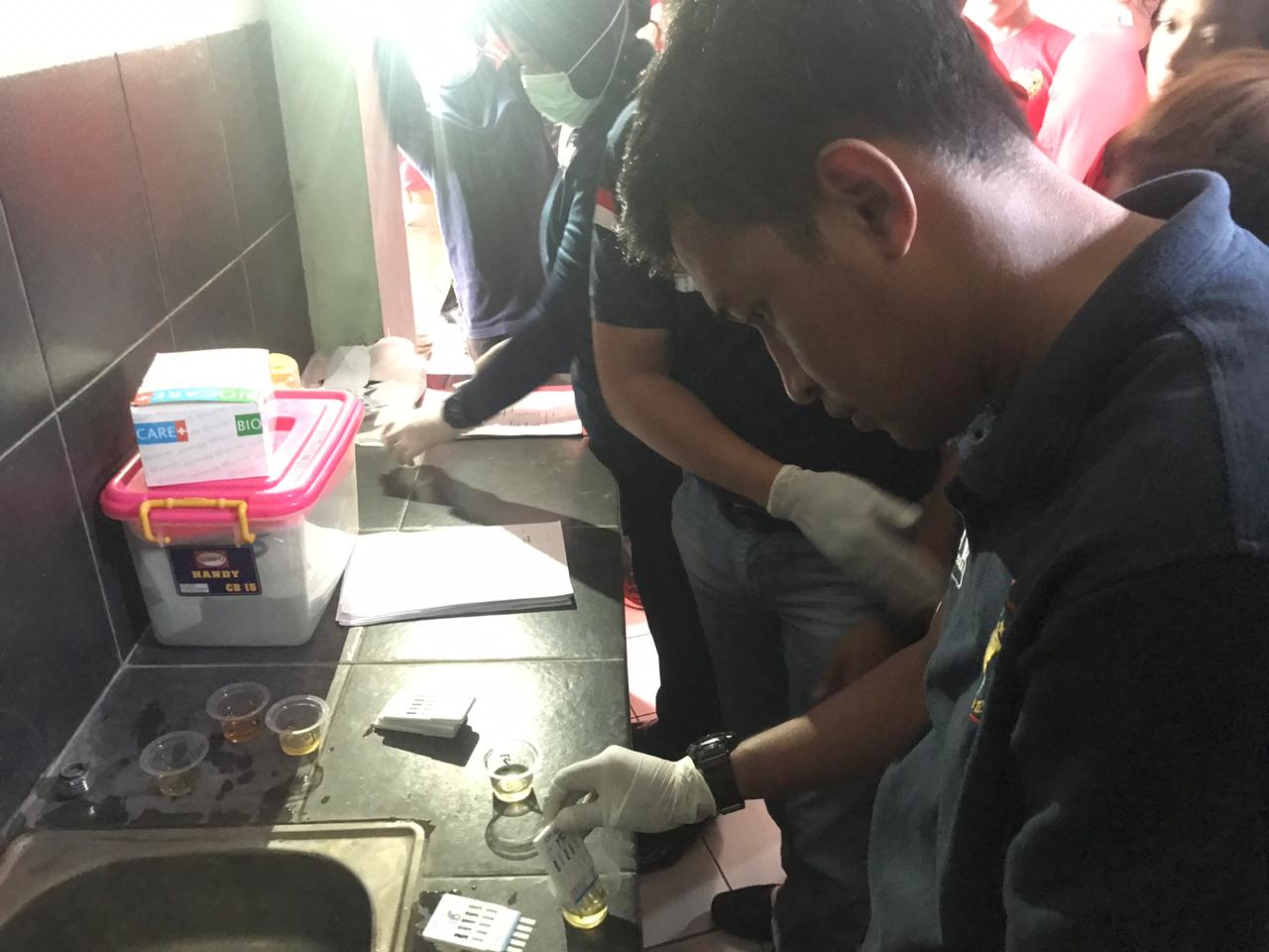 Tes urine penghuni kos-kosan di Tangerang. Sepuluh orang positif narkoba.(don)